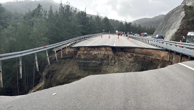 Antalya'da Aşırı Yağışlar Ulaşımı Olumsuz Etkiliyor